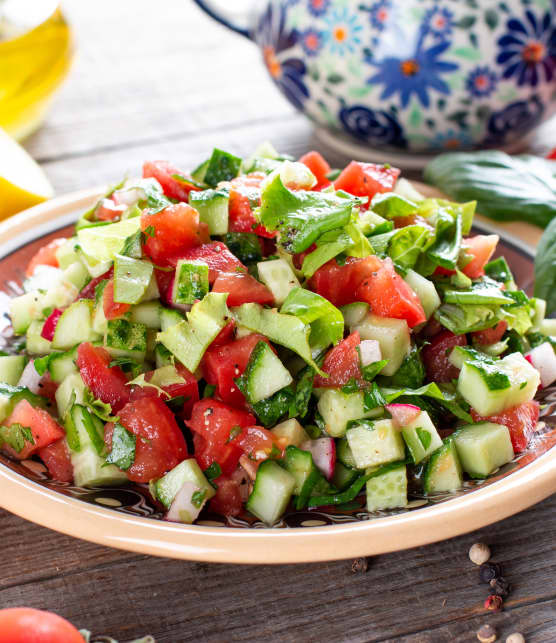 Voici pourquoi vous devez éviter les salades tomates-concombres si vous avez des troubles digestifs