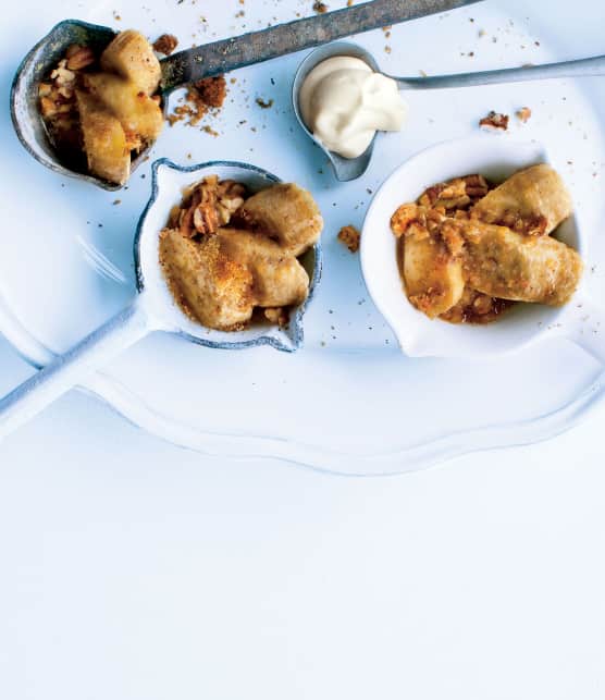 Bananes caramélisées, noix et biscuits