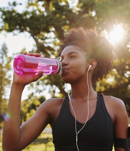Ces 5 astuces vous aideront à boire plus d’eau en été