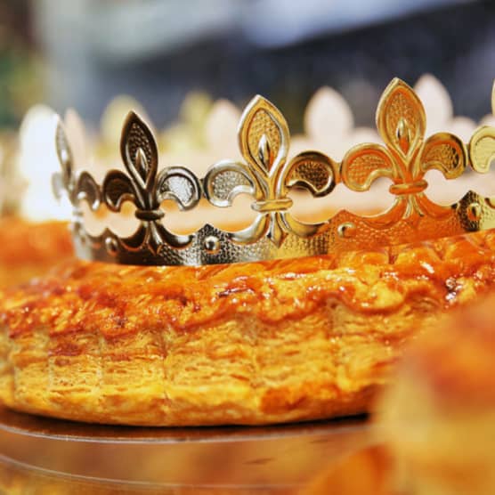 Un boulanger lorrain fait des galettes avec des fèves en forme de