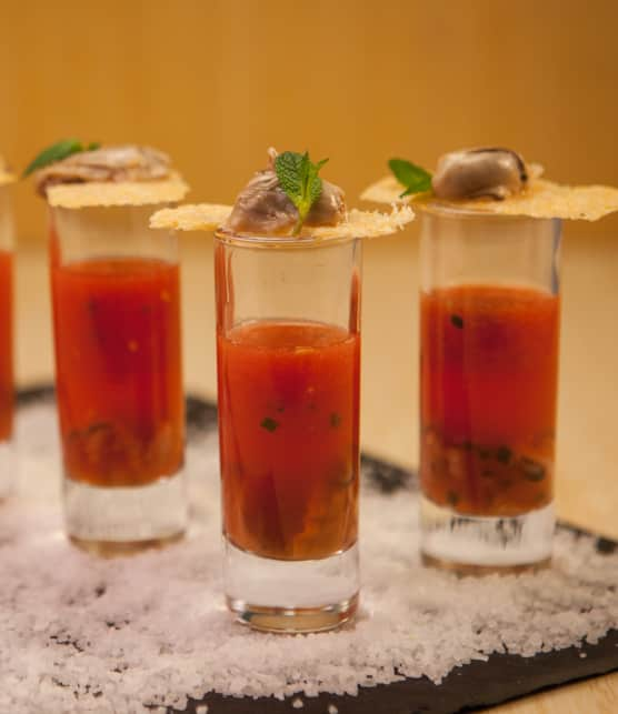 Bloody Caesar en shooter avec huîtres marinées