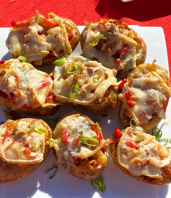 Pommes de terre farcies au poulet, aux poivrons grillés et au fromage