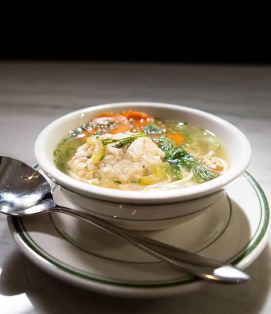 Soupe au poulet avec « matzah balls »