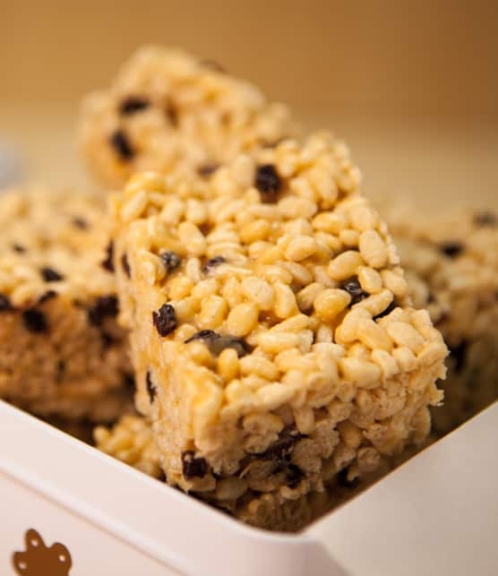 Carrés de riz soufflé au beurre d'arachide et aux raisins