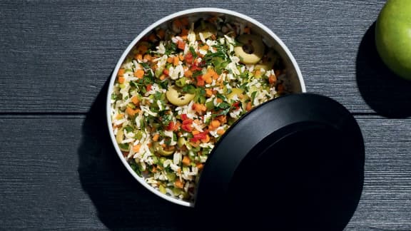 Salade de riz aux olives et aux légumes