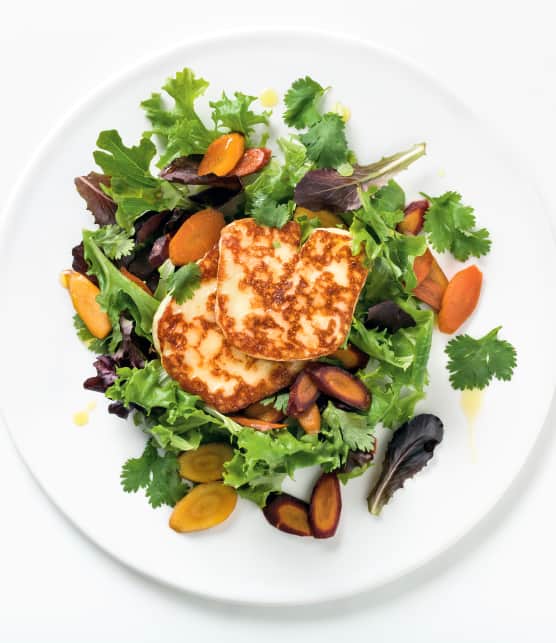 halloumi grillé au sésame, garniture de carottes au tamari
