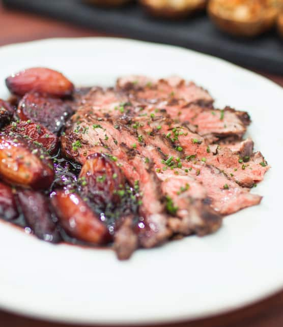 Bavette de bœuf grillée et échalotes françaises confites