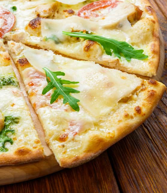Pizza à la roquette et au mozzarella