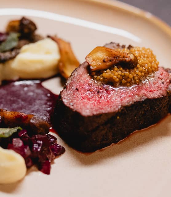 Longe de cerf boréal, sauce au gin et camerises, pleurotes au beurre