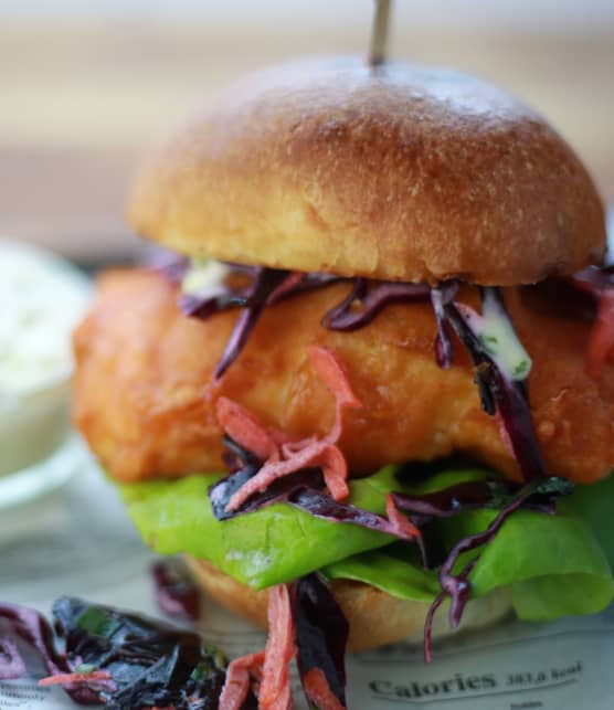 Sandwich de fish and chips et sauce tartare