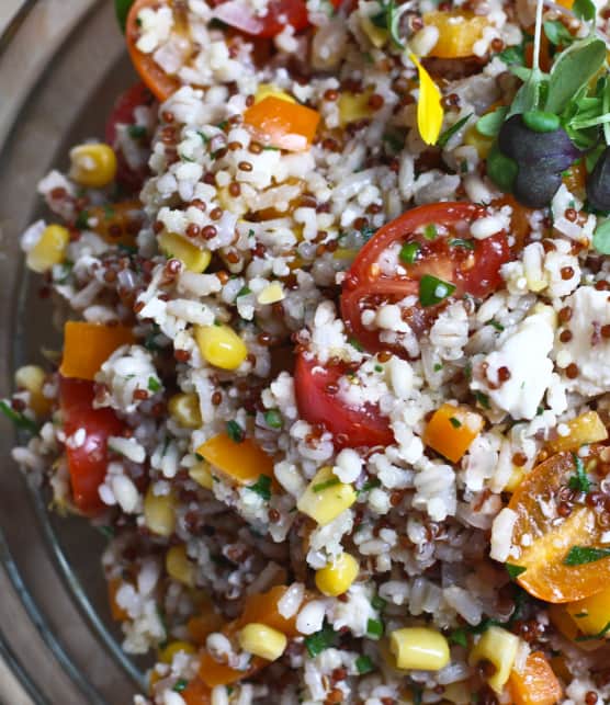 Salade d'orge et de quinoa aux légumes croquants et à la féta