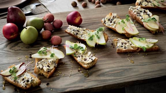 Crostini au chèvre, miel et grué de cacao