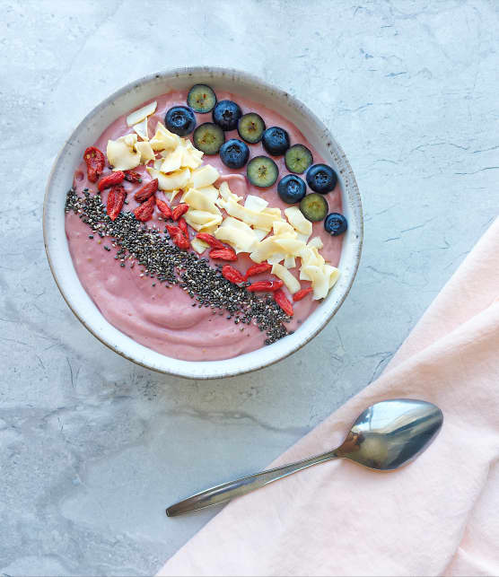 Bol de smoothie aux framboises, à l'avocat et à l'ananas