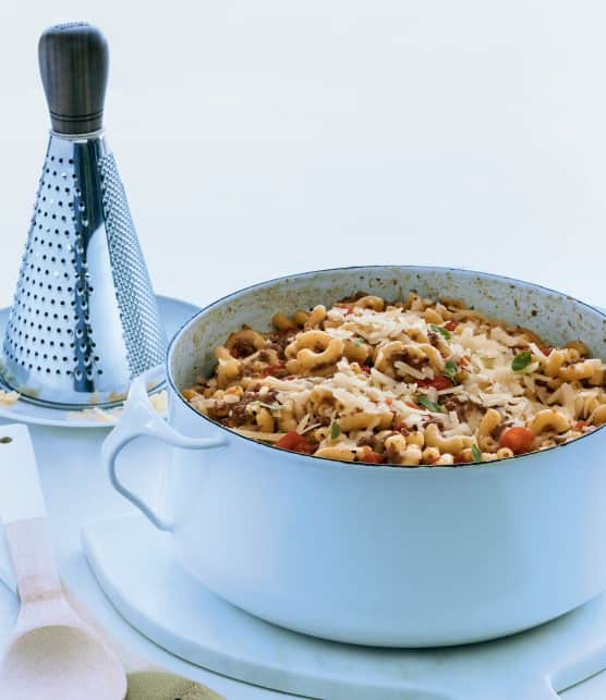 Macaroni à la viande et aux tomates en un chaudron