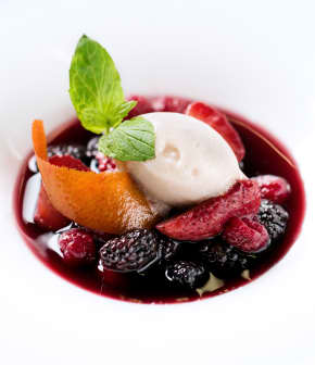 soupe de petits fruits et vin rouge