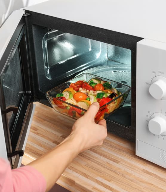 Votre micro-ondes est bien plus utile que vous ne le pensez — la preuve avec ces 8 usages méconnus