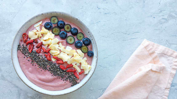 Bol de smoothie onctueux framboises, avocat et ananas