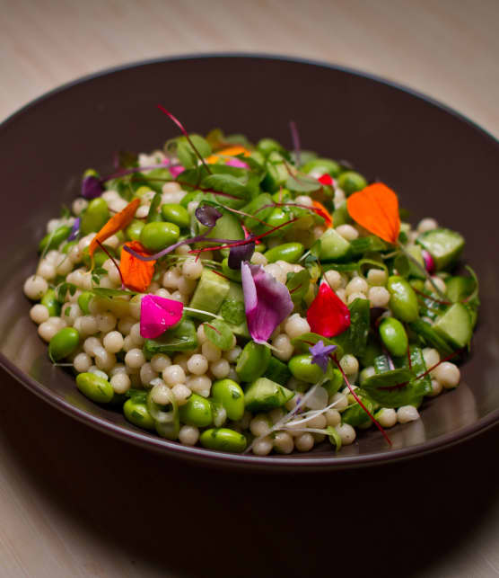 Salade de couscous israélien et d'edamames à la coriandre