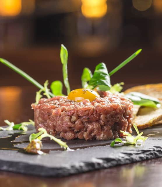 Tartare de canard aux bleuets et à l’huile de truffe