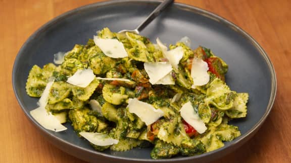 Farfalles au poulet, pesto maison et tomates cerises