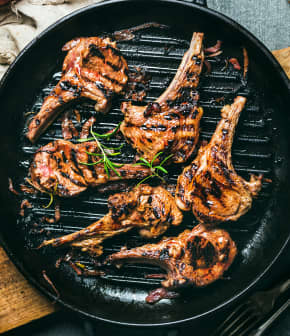 côtelettes d'agneau et beurre de dattes