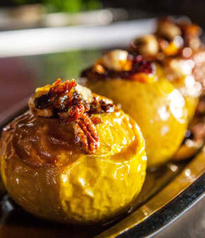 Recette de pomme rôtie farcie de noix et de fruits