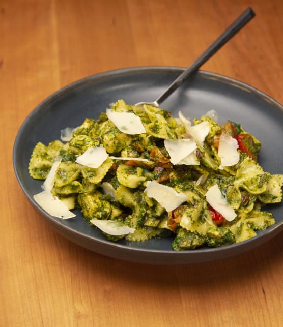 Farfalles au poulet, pesto maison et tomates cerises