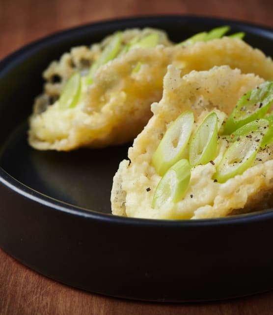 Aligot de pommes de terre sur croustille de parmesan et oignons verts