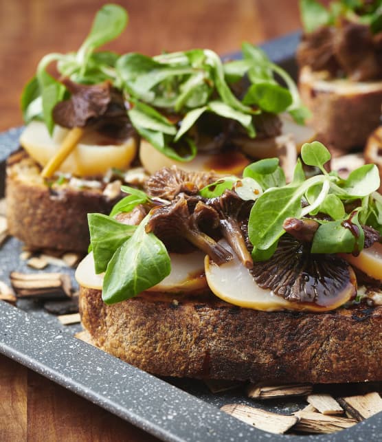 Toast au beurre de figue, aux pétoncles fumés et pickle de chanterelles