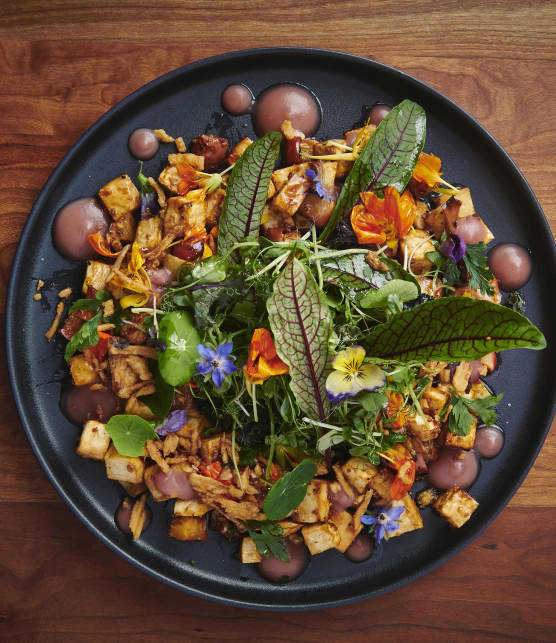 Céleri-rave et pommes rôties, carminé, herbes et fleurs du jardin, vinaigrette au cidre