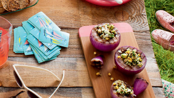 Oignon grillé farci à la salade de quinoa