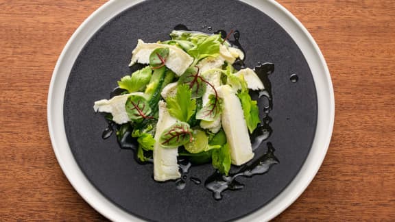 Salade de fromage de chèvre, concombre, raisins verts et feuilles de céleri