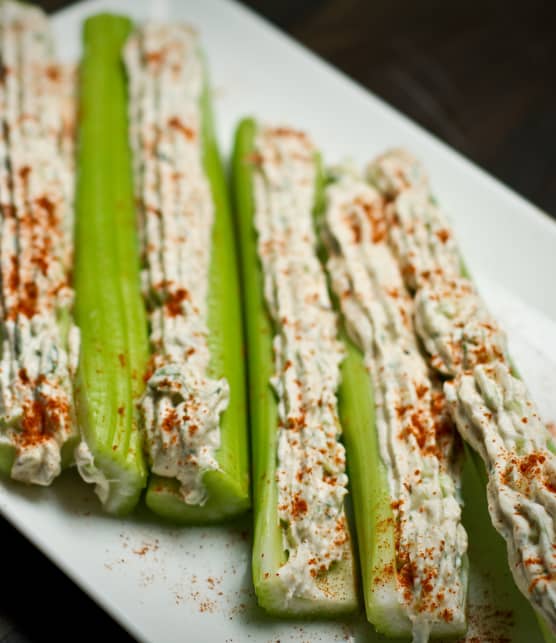 Bâtonnets de céleri et tartinade au fromage à la crème