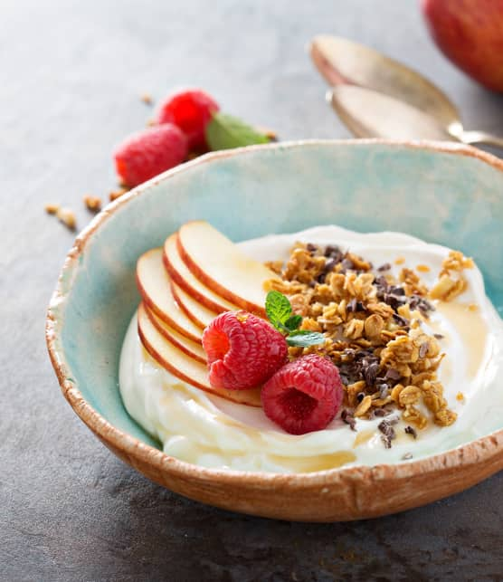 Parfait aux fruits, yogourt et granola maison aux épices