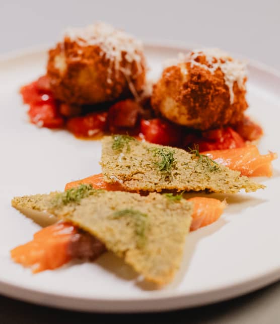 Œufs en panure, tomates confites, saumon, tuiles aux herbes et hollandaise