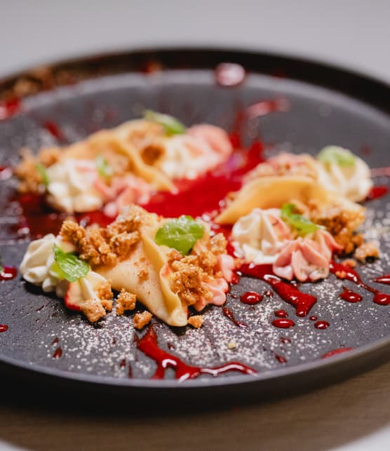 Pâtes fraîches au fromage, coulis de fraises, crumble Graham et basilic
