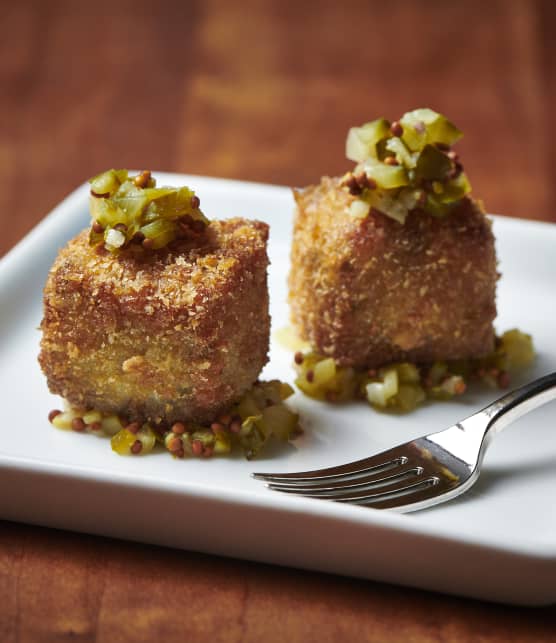 Joue de bœuf croustillante et fromage en grains, tapenade de cornichons