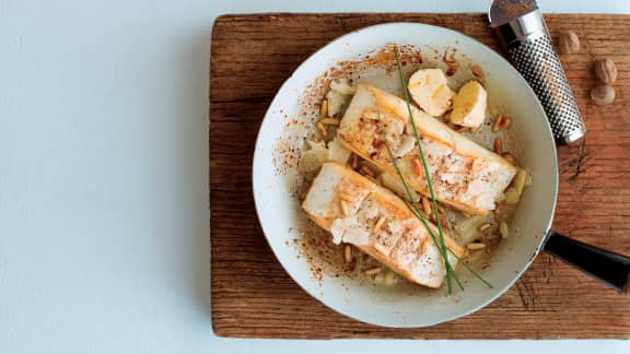 Pavé de flétan poêlé au parmesan et aux pignons