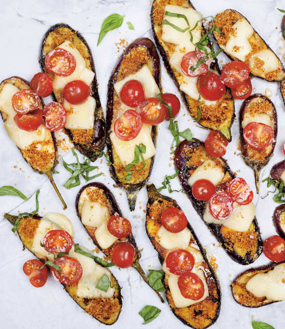 Aubergines grillées au fontina fondu, tomates fraîches et basilic
