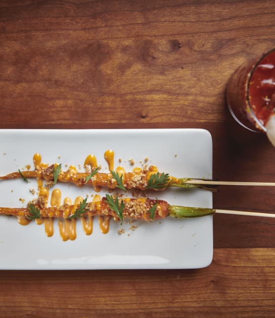 Brochettes de carottes du jardin rôties, de mayonnaise épicée et de granola de sarrasin