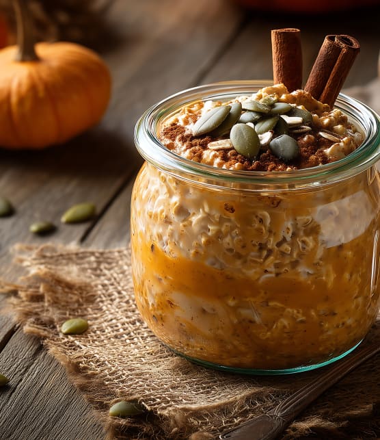 Overnight oats au beurre d’amande, banane et graines de citrouilles rôties au miel