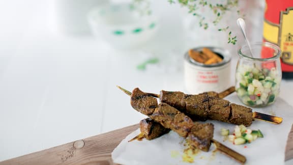 Les meilleurs satés de boeuf avec relish de concombres à la singapourienne