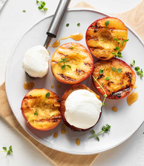 pêche grillée et yogourt sucré au miel