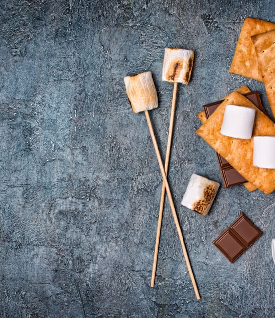 Guimauves rôties au caramel et à la chapelure de biscuits au chocolat