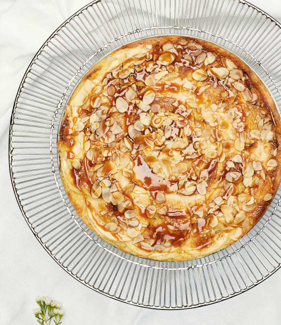 Gâteau aux pommes, amandes et sauce au caramel