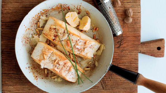 Pavé de flétan poêlé au parmesan et aux pignons