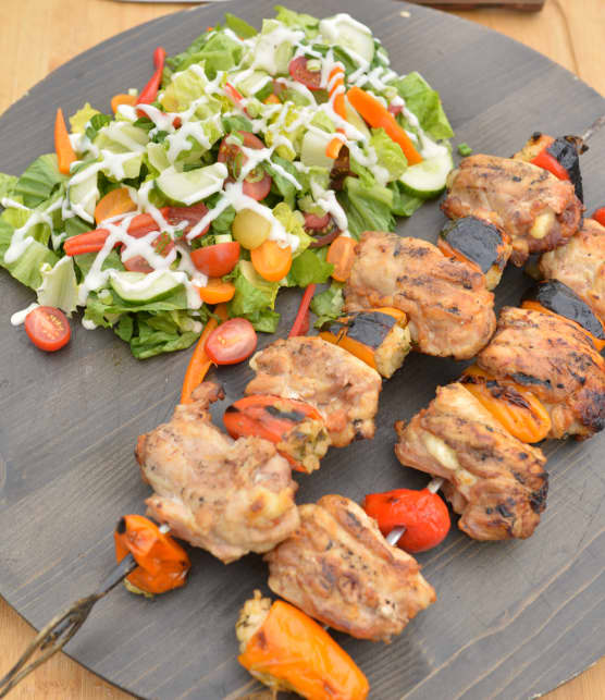 Qué-Bob géant aux hautes de cuisses de volaille farcies à la chair de saucisse et fromage en grains