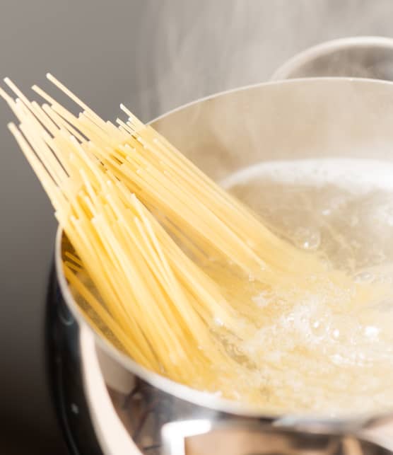 Voici 7 raisons pour lesquelles vous ne devez plus jeter votre eau de cuisson de pâtes