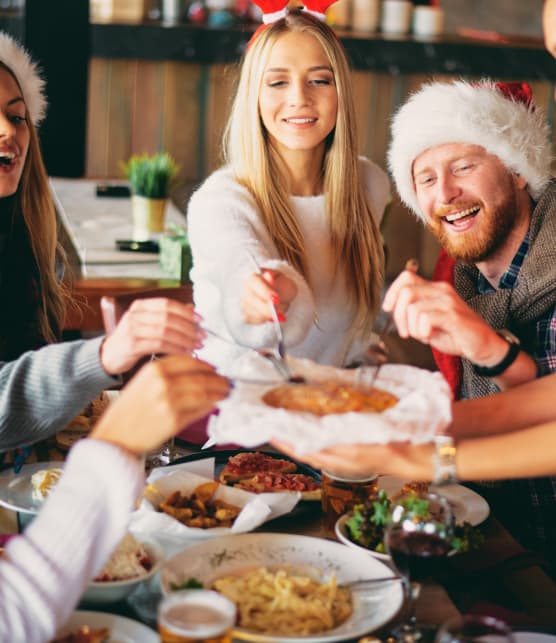 Souper de Noël : voici le moment parfait pour arriver, selon une experte en bonnes manières