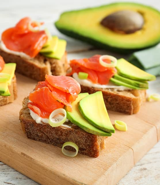 Canapés au saumon fumé, chèvre et avocat